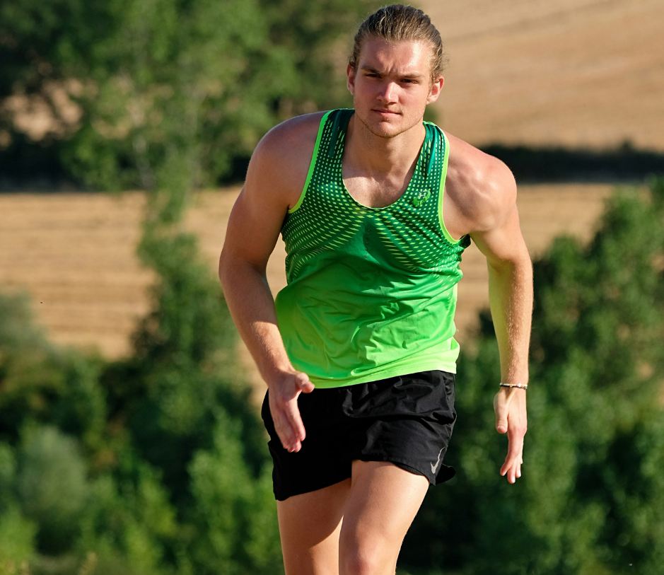 Athlete performing heavy lift